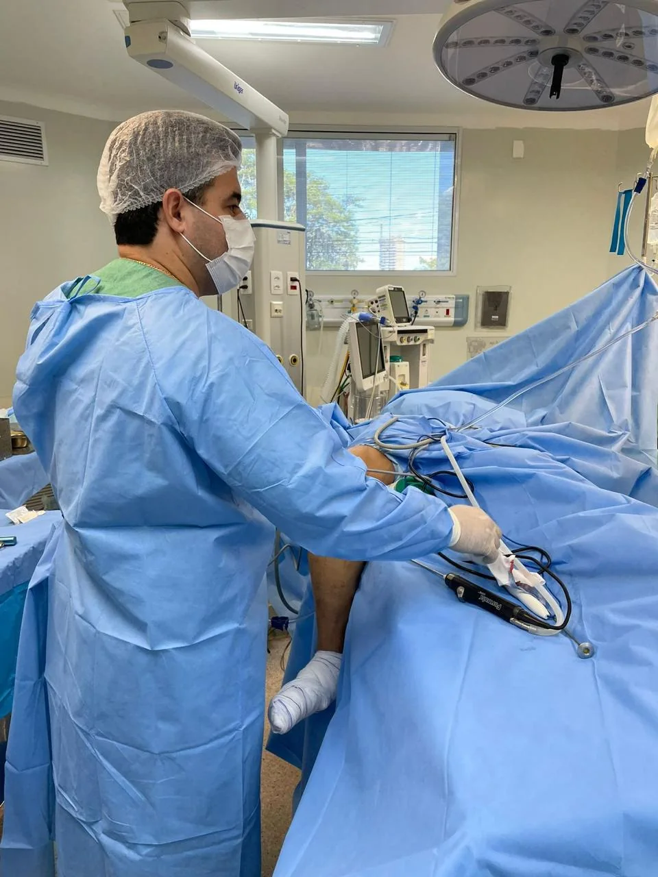 Dr. Jaison durante procedimento cirúrgico no joelho