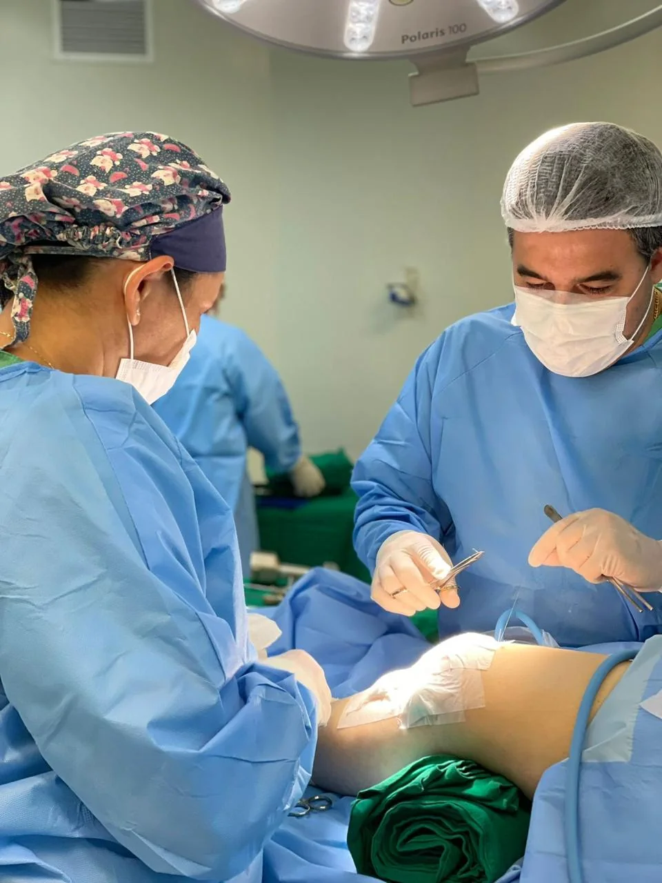 Dr. Jaison e equipe durante procedimento cirúrgico