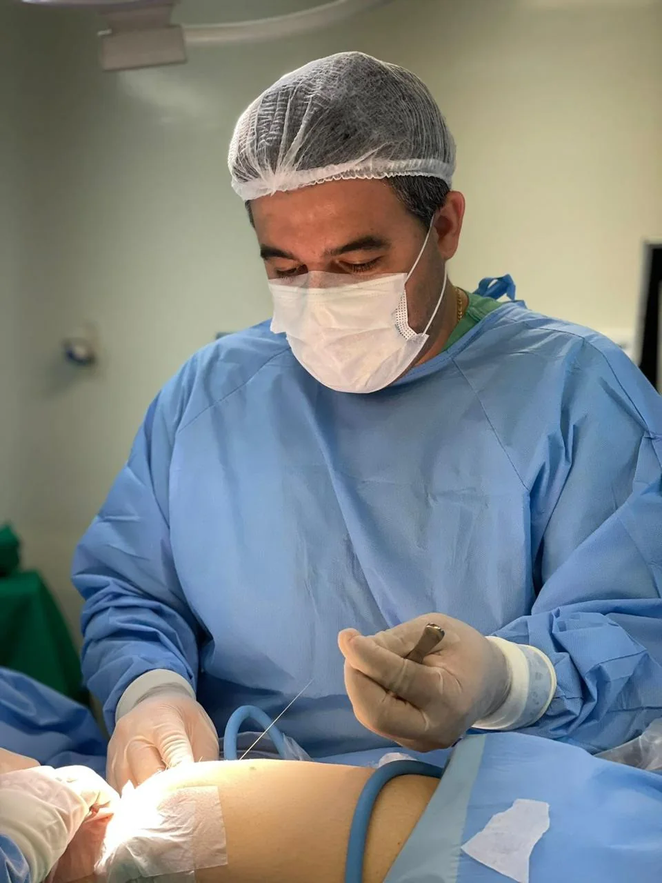 Dr. Jaison realizando procedimento cirúrgico no joelho