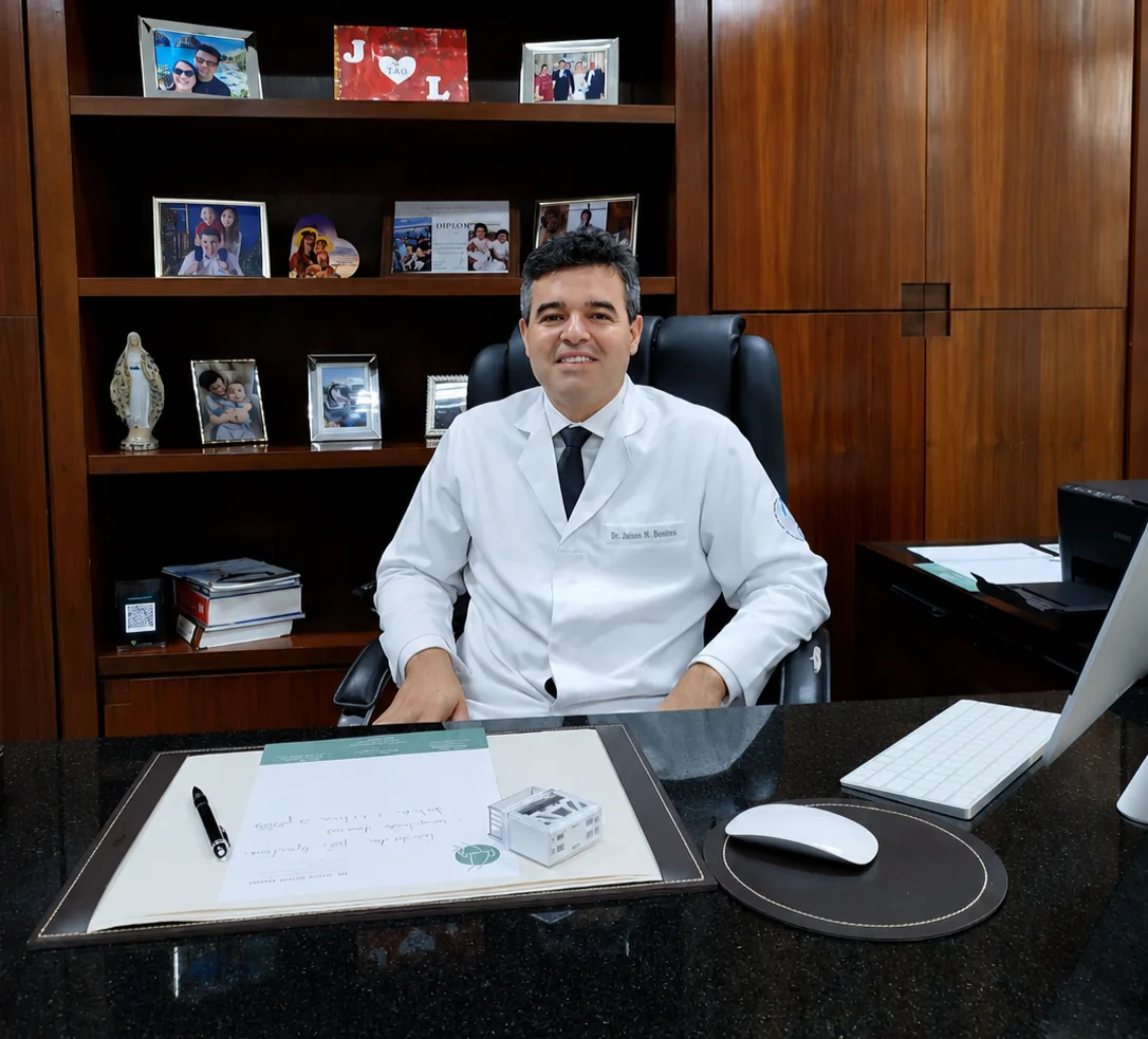 Dr. Jaison Monge Benites em seu consultório